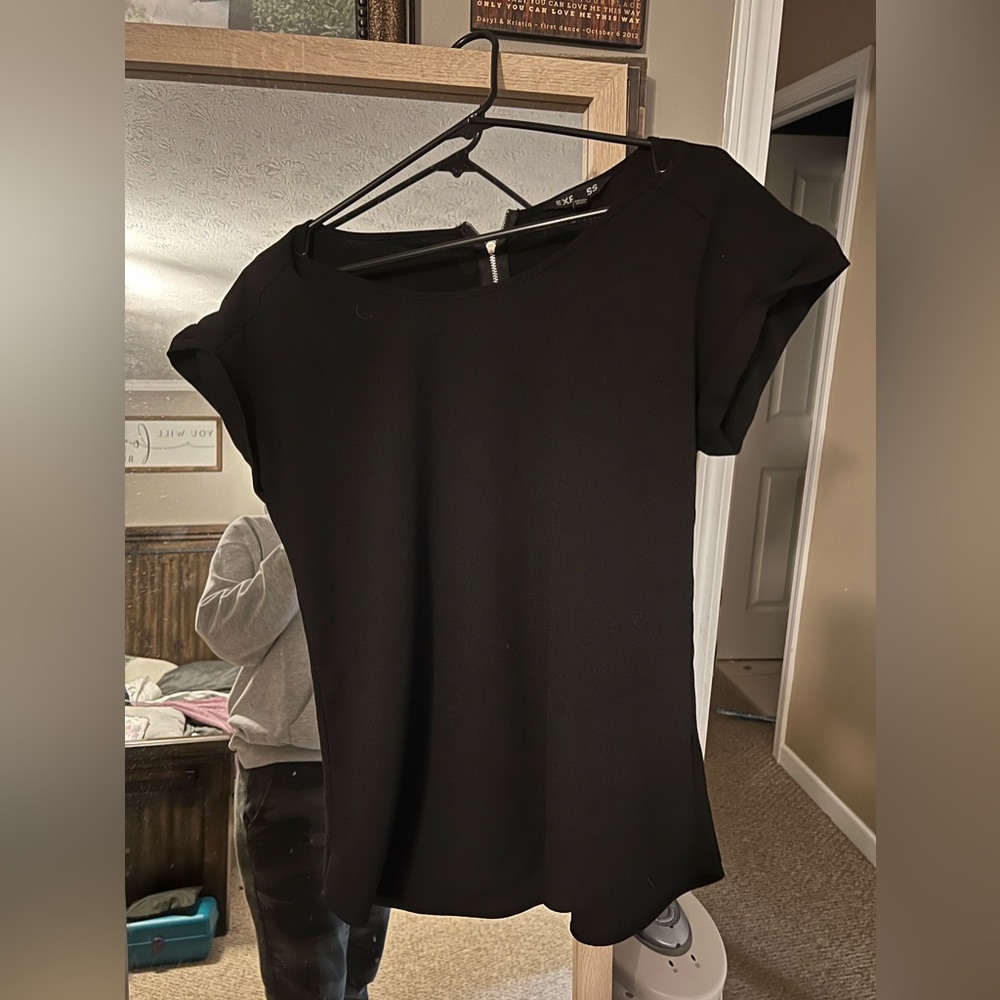 Express black tee with zipper